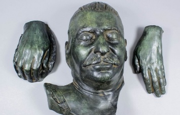 В Британии с молотка продали посмертную маску Иосифа Сталина