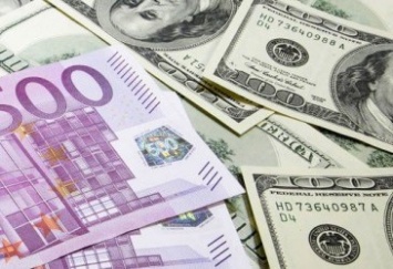 Курс евро к доллару упал до минимума за год