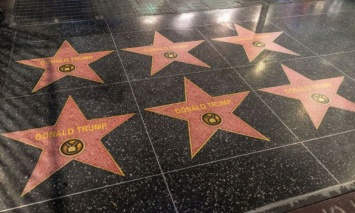 На Аллее славы Голливуда наклеили полсотни звезд в поддержку Дональда Трампа