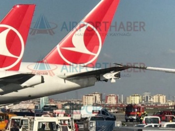 В стамбульском аэропорту столкнулись два самолета (фото)