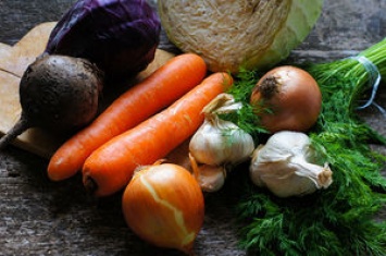 В Украине стремительно падают цена на морковь и лук: названа причина