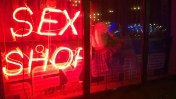 Хозяин интим-магазина пойдет под суд из-за секс-кабинок