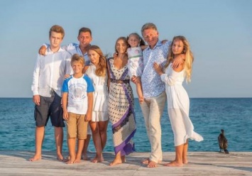 «Семейная идиллия»: Навка поделилась фото с Песковым и наследниками