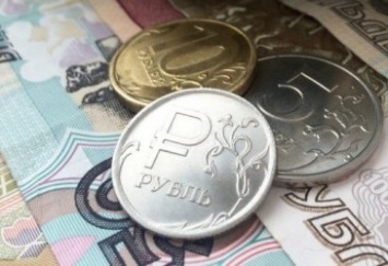 Курс рубля рухнул ниже психологической отметки