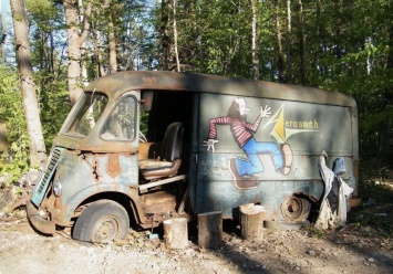 В лесу нашли гастрольный фургон группы Aerosmith