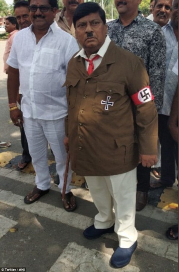 Индийский политики пришел на заседание парламент одетый как Гитлер