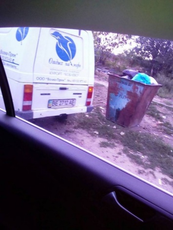 Экономные предприниматели подкладывает мусор с баз отдыха непосредственно в село Коблево