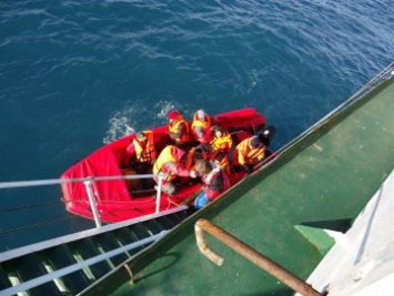 В Турции задержали плывшего на плоту из Крыма путешественника