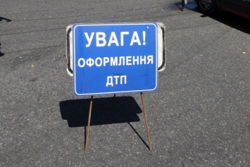 Авария в Харькове: автомобилю расплющило переднюю часть (фото)