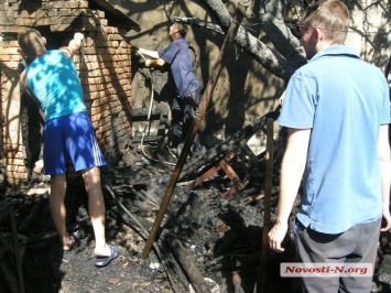 В Николаеве загорелся туалет - пожар перекинулся на жилой дом