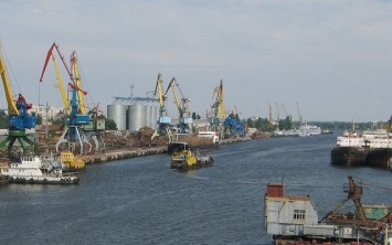 Судно под флагом России, находящееся под санкциями СНБО, стоит в Херсонском морском порту
