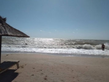 Сильный шторм выгнал отдыхающих с пляжа в Кирилловке (фото)