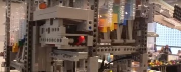 Рекорд Гиннеса: сложнейший механизм из элементов Lego перемещает шарики в течение 40 минут