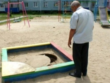 В Кемеровской области детскую песочницу установили на открытый люк