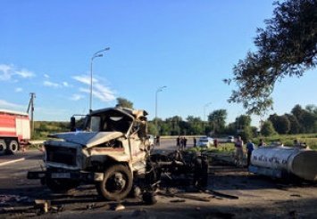 На трассе "Киев-Чоп" после столкновения с молоковозом загорелся грузовик DAF. Фото