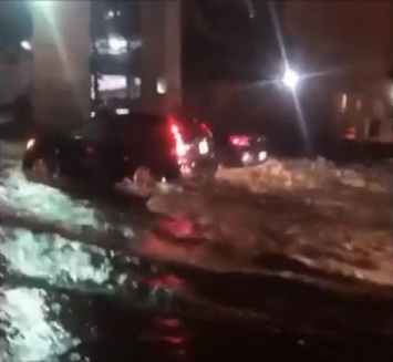 Спасатели вызволили двух человек из затопленного лифта в Торонто