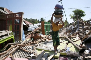Число жертв землетрясения в Индонезии приблизилось к 400