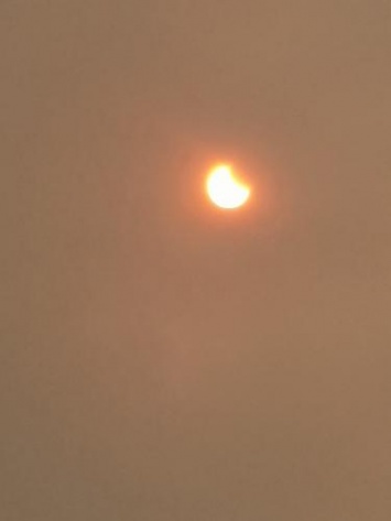 Фотограф показал завораживающее затмение Солнца над Сургутом