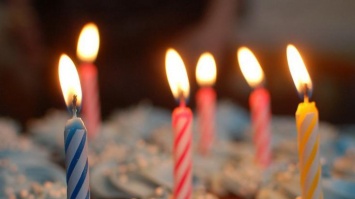 Трагедия в день рождения: ребенок задувал свечи и загорелся (видео)