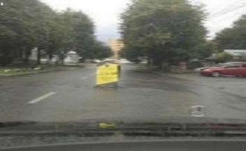 В Нальчике яму на дороге закрыли рекламным щитом