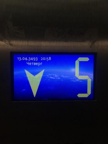 «Лифт из будущего»: Девушка из Питера показала фото «машины времени»