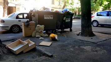 В разгар курортного сезона улицы Одессы завалены мусором