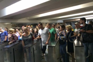 Стали известны причины ежедневной давки на метро "Воказальная" в Киеве