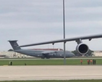 В США крупный транспортный самолет приземлился без передней стойки шасси (видео)