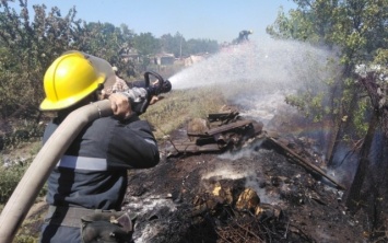 Вчера каховские пожарные потушили возгорание на площади 120 кв. метра