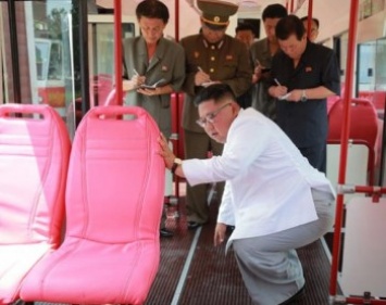 Ким Чен Ын проинспектировал новый северокорейский трамвай с салоном нежно-розового цвета (фото)