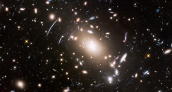 Бледное свечение между галактиками может быть признаком темной материи