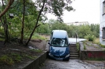 «Приехали»: В Заполярном водитель припарковал автомобиль на лестнице
