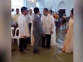 Во время наводнения на Филиппинах пара провела брачную церемонию в затопленной церкви. Видео