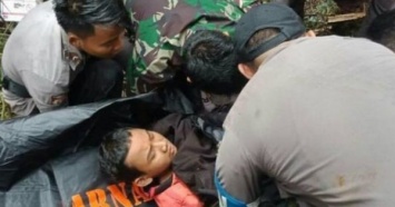 12-летний ребенок чудом выжил при крушении самолета в Индонезии