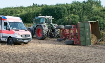 В Германии перевернулся экскурсионный трактор: Пострадали 27 туристов
