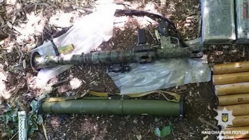 Тайник с оружием, боеприпасами и взрывчаткой обнаружили в лесополосе на Днепропетровщине