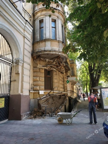 В центре Одессы рухнула часть балкона памятника архитектуры (фото)