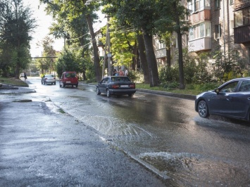 Улицу заливает мощным потоком: В Днепре прорвало водопроводную трубу