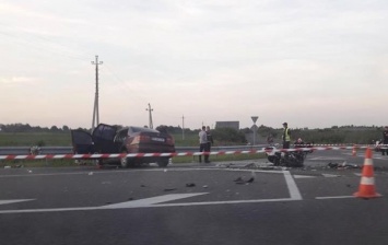 Под Львовом мотоциклист врезался в Volkswagen, есть жертвы
