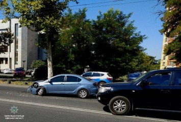 ДТП на проспекте Шевченко: один из автомобилей вылетел на тротуар. Фото
