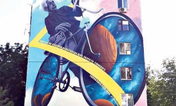 В Днепре нарисовали масштабные граффити с Эйнштейном на велосипеде и девушкой на качелях
