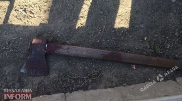В Одесской области неадекватный мужчина зарубил топором первого встречного