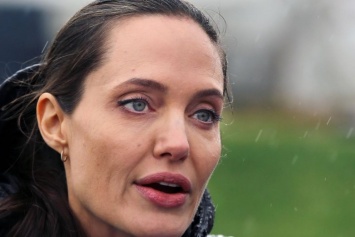 Анджелину Джоли снова забрали в психиатрическую больницу