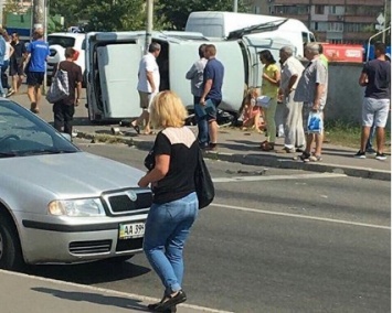 В Киеве авто отбросило в толпу, скорые развозят людей: жуткое видео