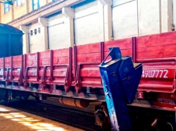 Львовская ж/д начала создавать непривычные вагоны для перевозки грузов (фото)