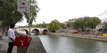 Парижане возмутились появлением на улицах открытых урн-писсуаров