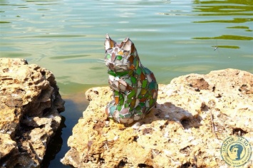 "Одесские коты": стеклянного Витражика установили на нижнем пруду парка Победы