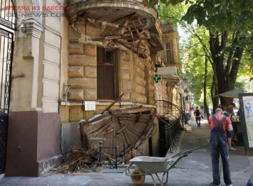 Обвал памятника архитектуры на Садовой: разрушается угловой эркер