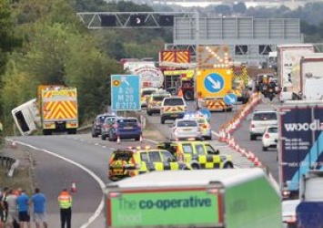 В Британии перевернулся пассажирский автобус, десятки пострадавших