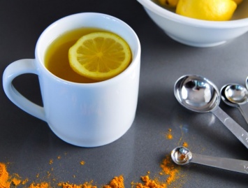Теплая вода с лимоном и куркумой - лучший утренний эликсир